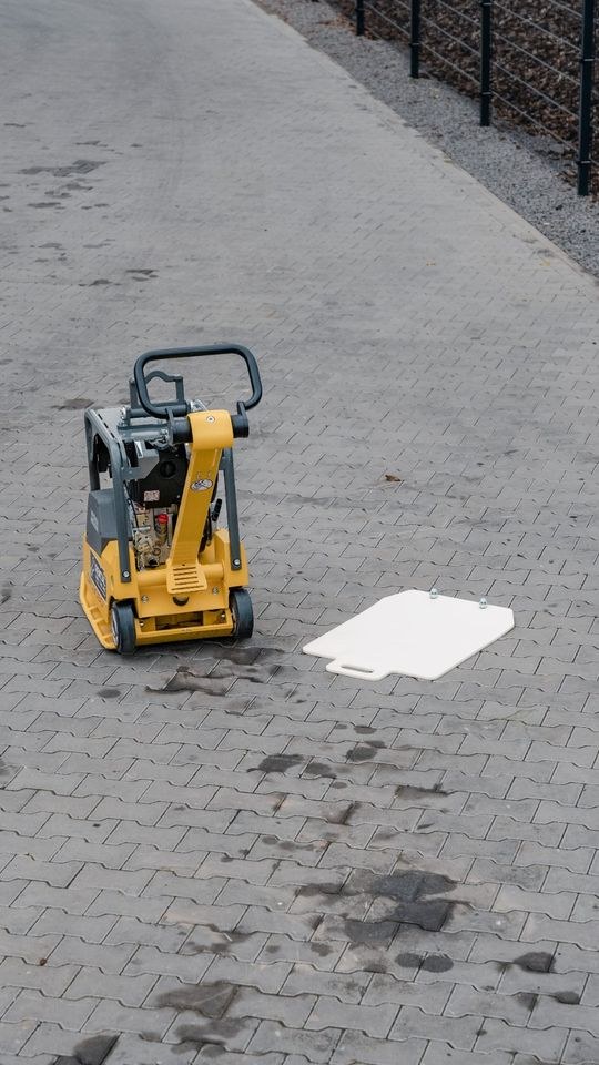 Rüttelmatte DPU3050H 200Kg Rüttelplatte mieten bei SE Design