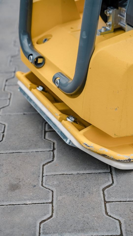 Rüttelmatte DPU3050H 200Kg Rüttelplatte mieten bei SE Design – 3