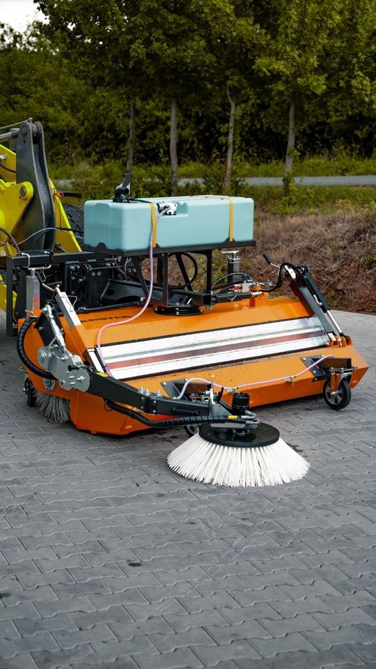 Kehrmaschine Anbaukehrmaschine mieten bei SE Design – 2