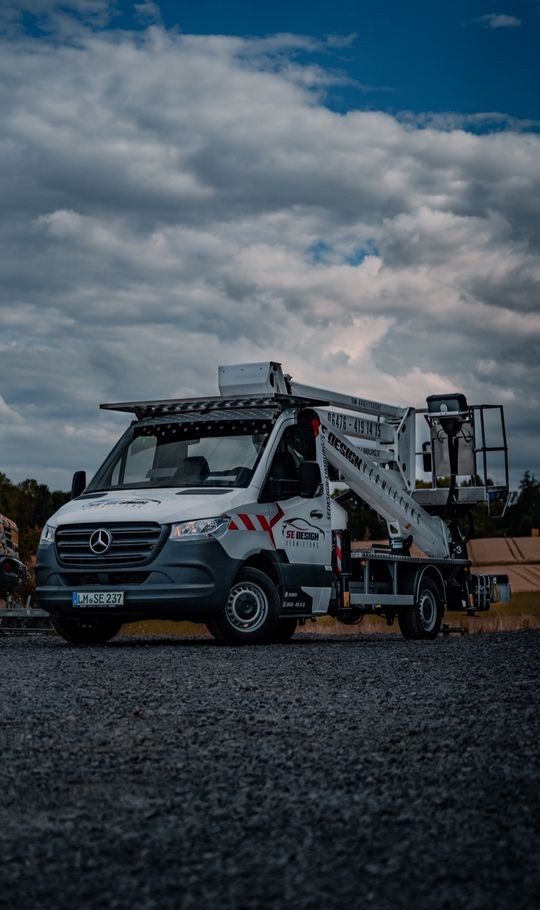 Hubsteiger Arbeitsbühne Steiger 24m mieten bei SE Design