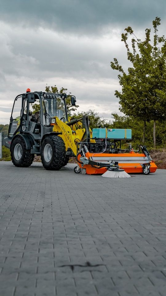 Kehrmaschine Anbaukehrmaschine mieten bei SE Design