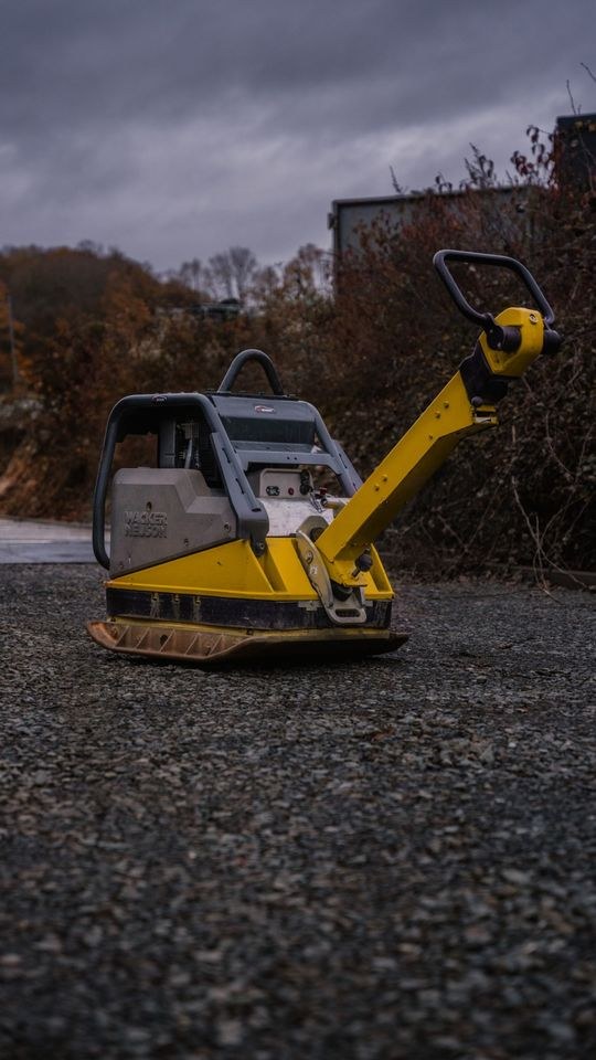 Rüttelplatte 650kg Wacker Neuson DPU6555 mieten bei SE Design