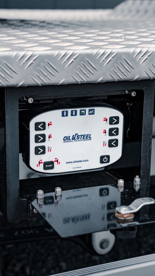 Hubsteiger Arbeitsbühne Steiger 24m mieten bei SE Design – 3