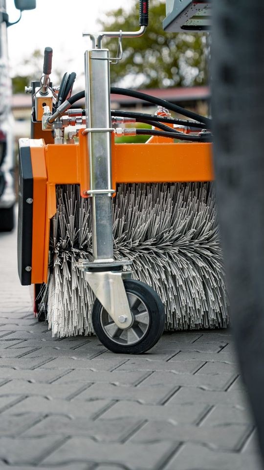 Kehrmaschine Anbaukehrmaschine mieten bei SE Design – 4