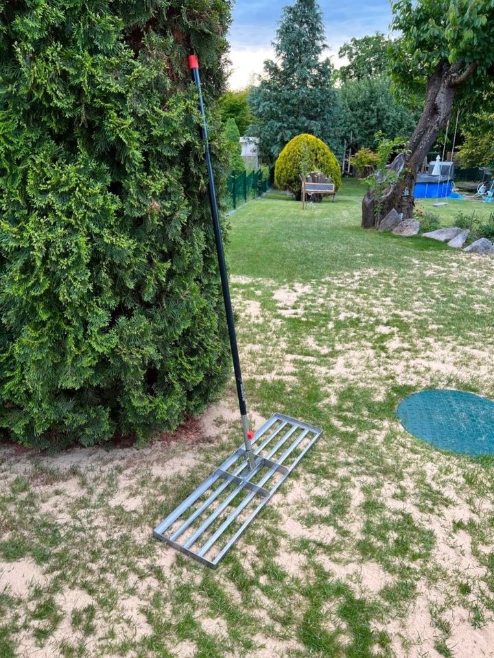 Rasenrakel Aerifizierer Rasenmäher Rasenwalze Co mieten