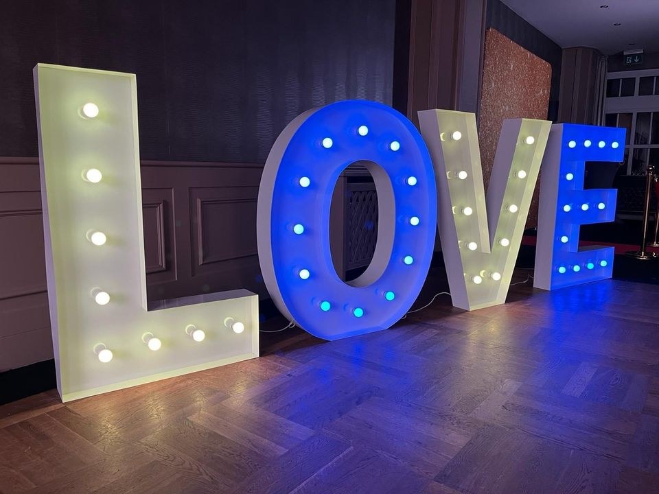 XXL Love Leuchtbuchstaben mieten bei SW-Verleih – für die Hochzeit – 2