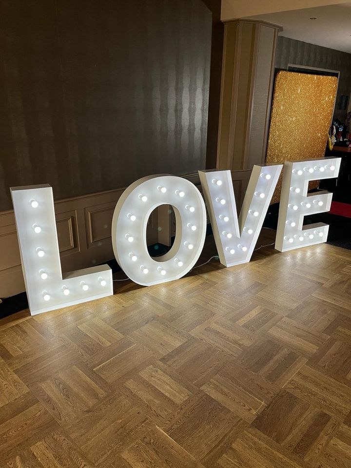 XXL Love Leuchtbuchstaben mieten bei SW-Verleih – für die Hochzeit
