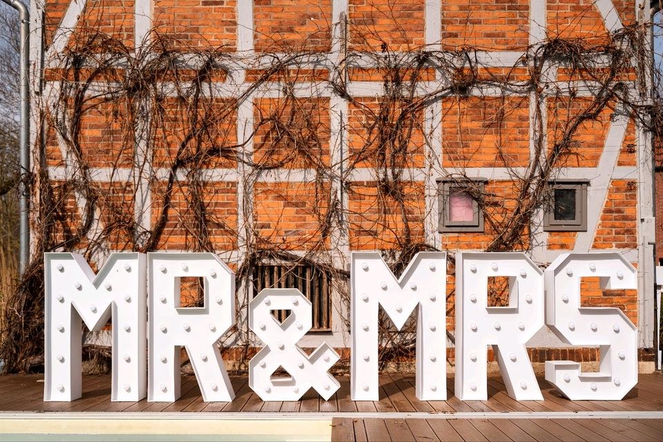 Leuchtbuchstaben Mr&Mrs mieten bei SW-Verleih – für die Hochzeit