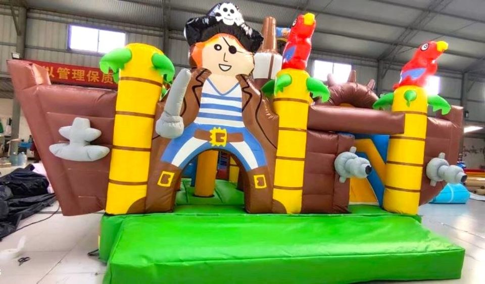 Tolle Piraten Hüpfburg Rutsche 6m x 4m mieten bei Spielpunkt