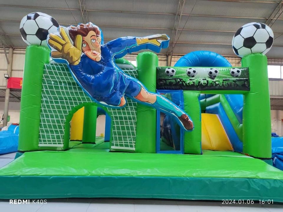 Große Fußball Hüpfburg Rutsche mieten bei Spielpunkt