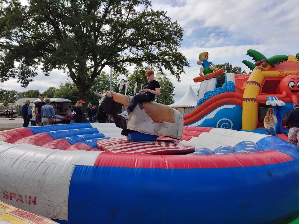 Bull riding big Rodeo groß Bullen reiten mieten bei Spielpunkt