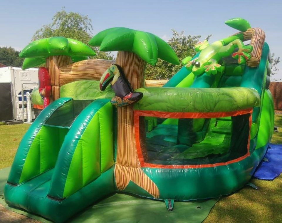 Riesige Rainforest Hüpfburg Do Mo mieten bei Spielpunkt