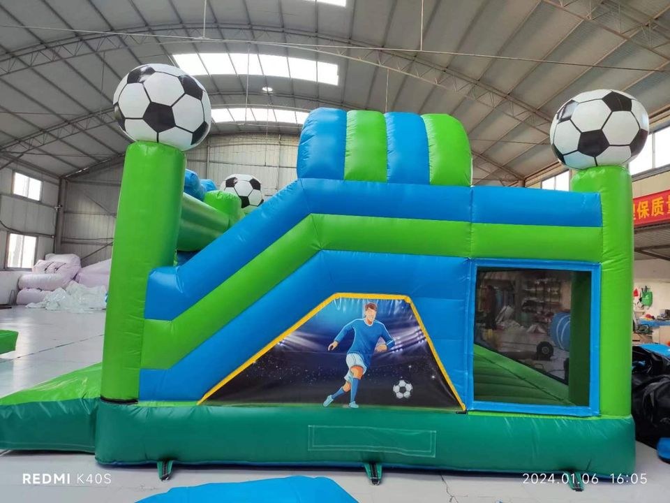 Große Fußball Hüpfburg Rutsche mieten bei Spielpunkt – 2