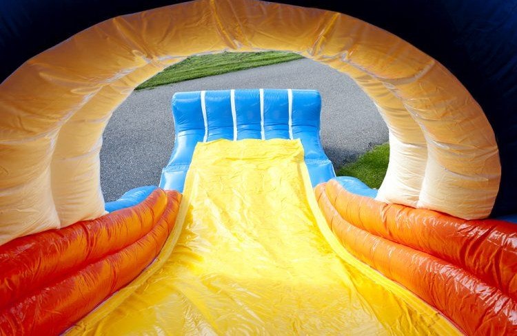 Riesige Surfer Hüpfburg Rutsche mieten bei Spielpunkt – 2