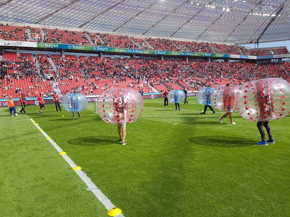 10 Soccer Balls Bubble Fußball Bälle mieten bei Spielpunkt – 2