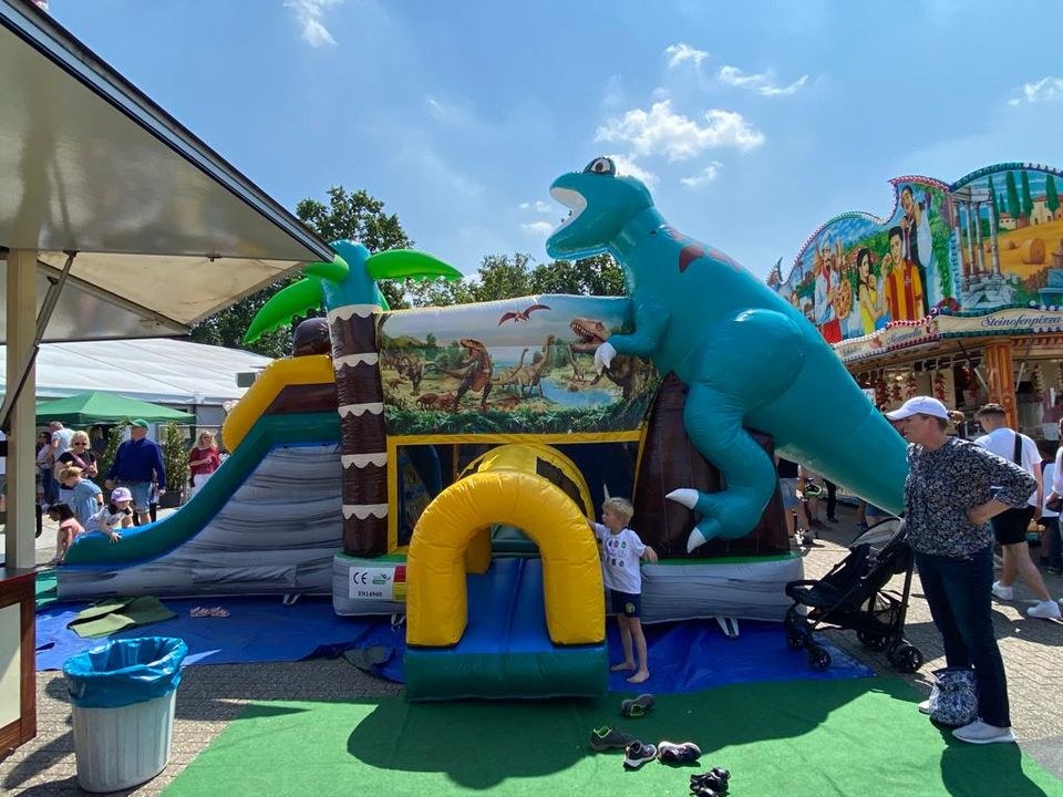 Große Dino Hüpfburg gesamte Wochenende mieten bei Spielpunkt