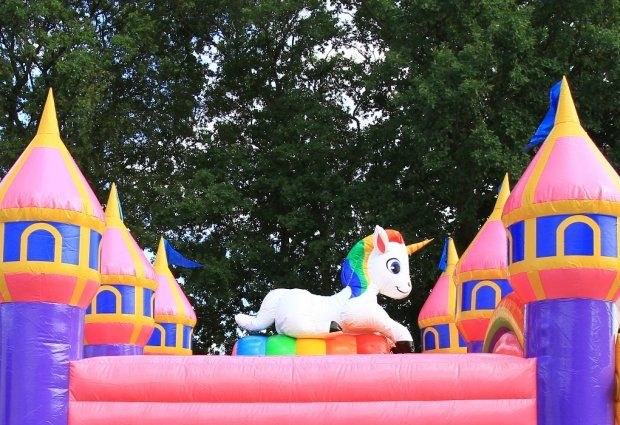 Einhorn Hüpfburg Donnerstag Montag mieten bei Spielpunkt – 2
