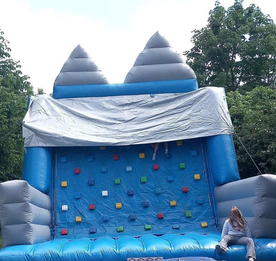Aufblasbarer Kletterberg Hüpfburg mieten bei Spielpunkt