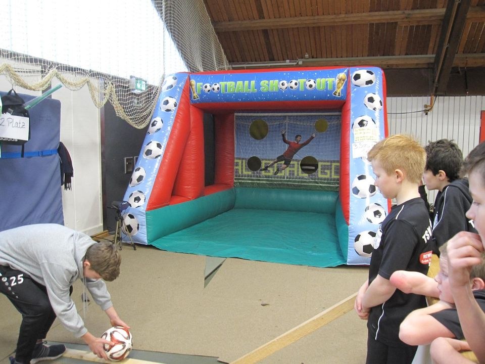Aufblasbare Torwand Hüpfburg mieten bei Spielpunkt