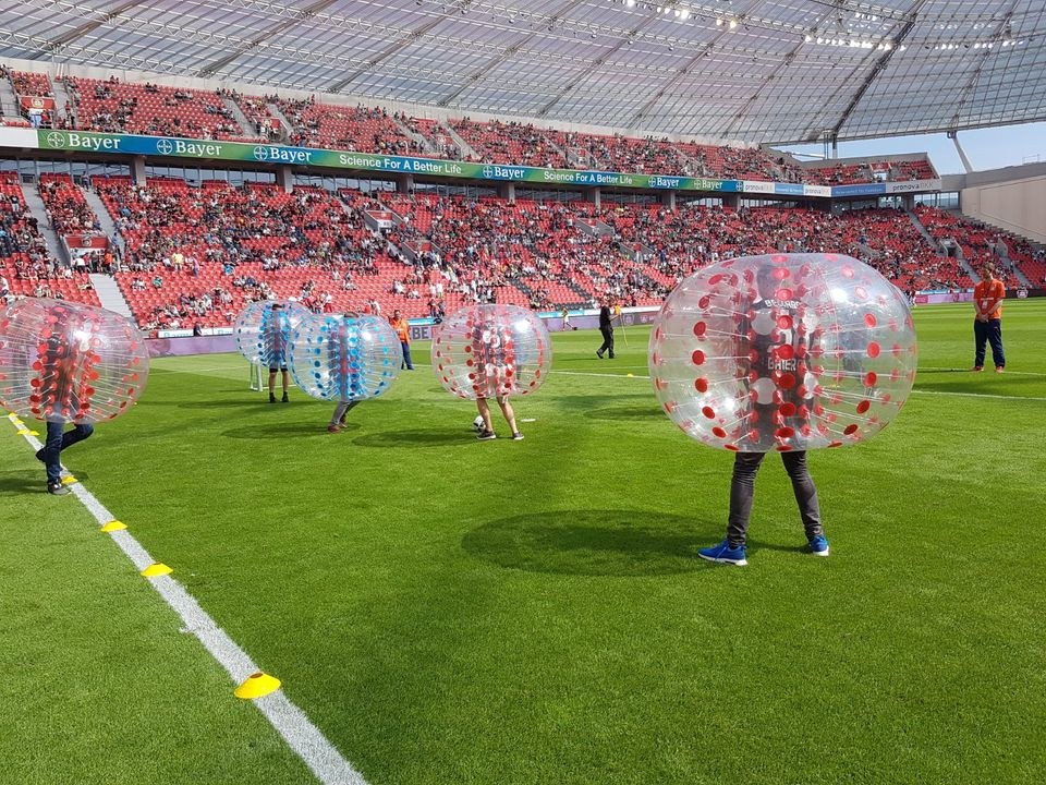 10 Soccer Balls Bubble Fußball Bälle mieten bei Spielpunkt – 3