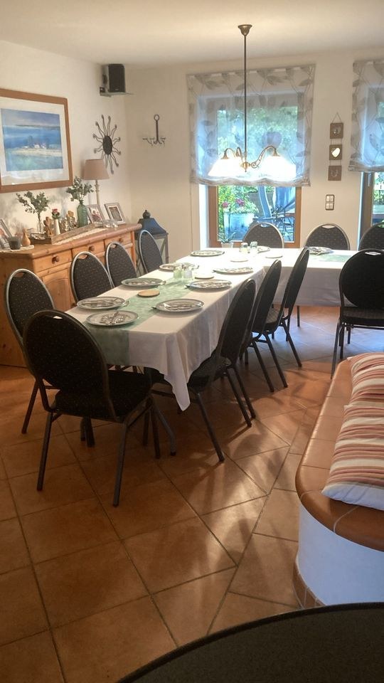 Tisch,Buffettisch 26stk mieten in Hirz-Maulsbach – Sitzplätze für alle
