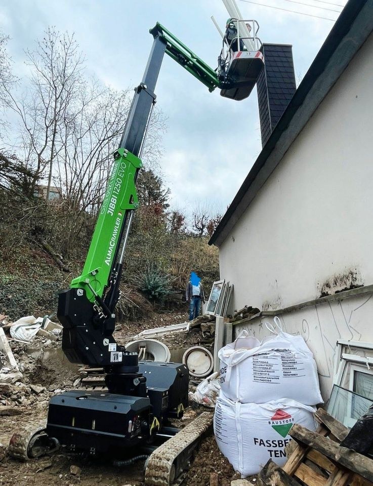 Raupen Arbeitsbühne 12m mieten bei SW-Indutec – für Montage & Fassade – 2