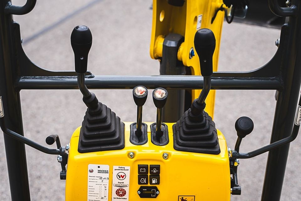 Minibagger Mikrobagger 1 Tonne 73 cm Breite mieten bei Take my Tool – 4