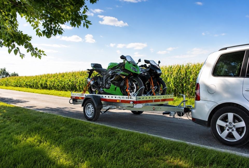 Motorradanhänger 3er mieten bei TH Media – für den Motorradtransport