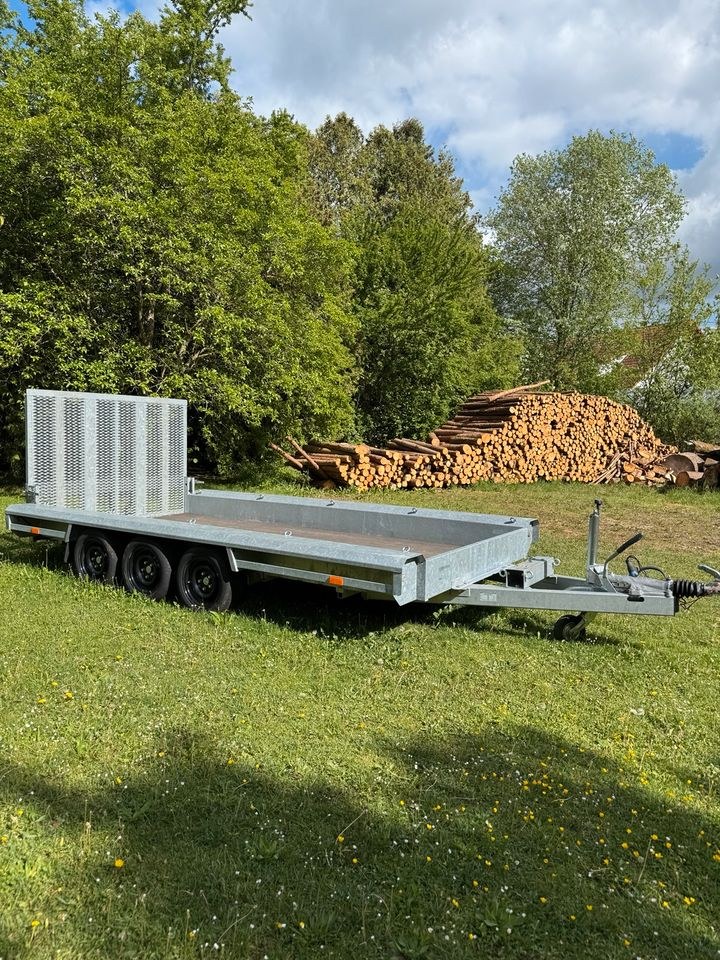 Baumaschinenanhänger Maschinentransportanhänger mieten in Illertissen