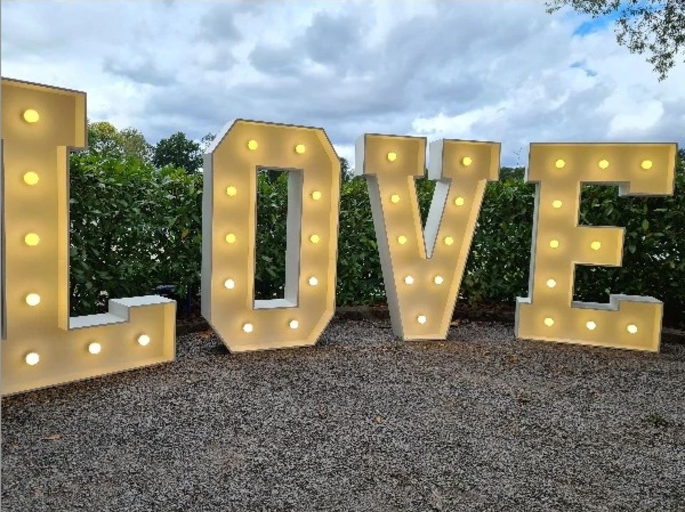 Leuchtbuchstaben Love LED mieten bei Lager & Abhol – für die Hochzeit