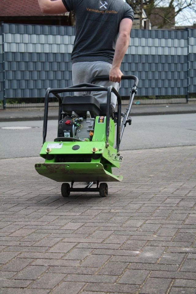 Rüttelplatte Verdichter 90kg mieten bei Marc und Felix Schößler – 3