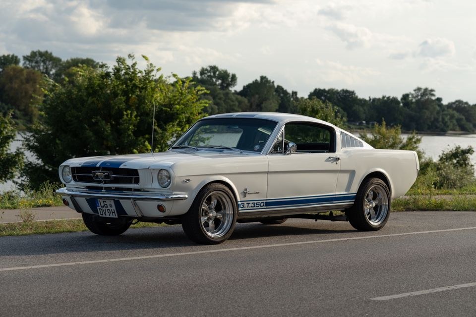 Ford Mustang Fastback Oldtimer mieten bei Vibedrive