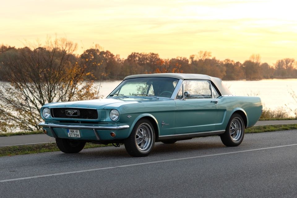 Ford Mustang Cabrio Oldtimer mieten bei Vibedrive