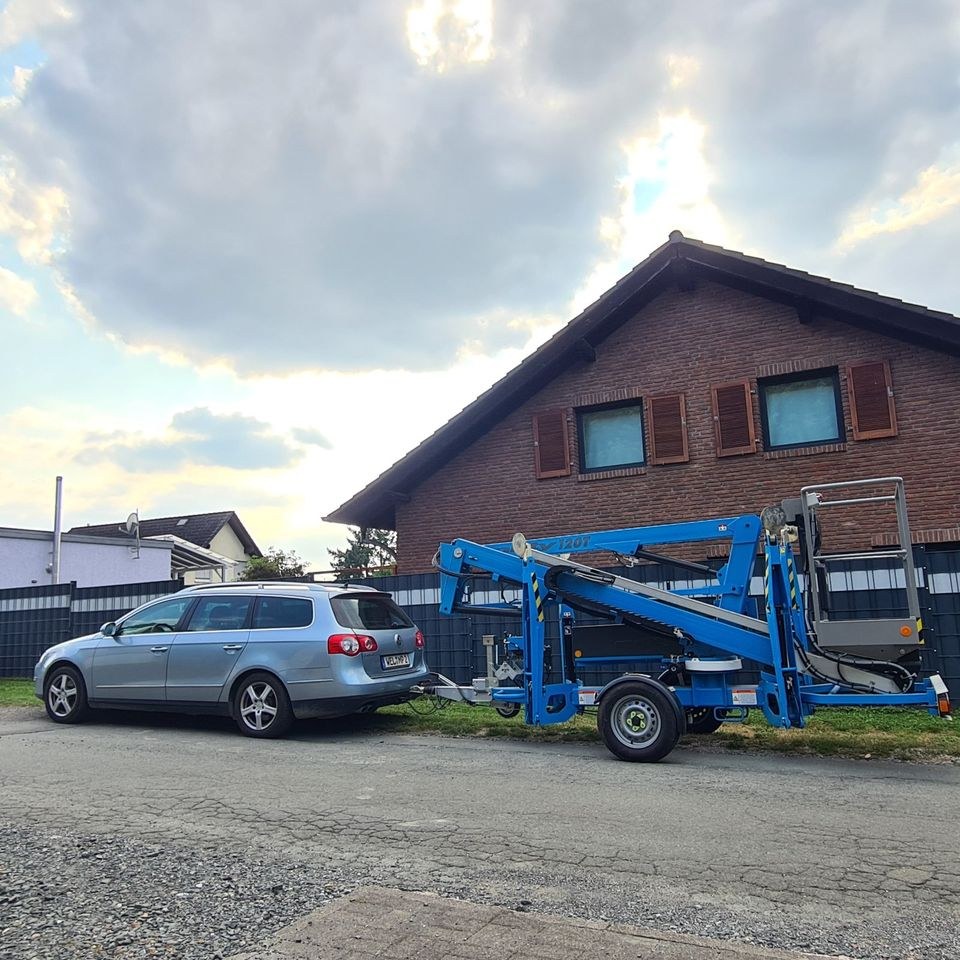 12,2 m Anhänger Gelenkarbeitsbühne 200 kg mieten in Weilmünster – 2