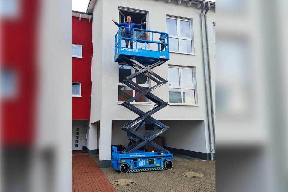 10,1 m Scherenbühne Arbeitsbühne 450 kg Traglast mieten in Weilmünster