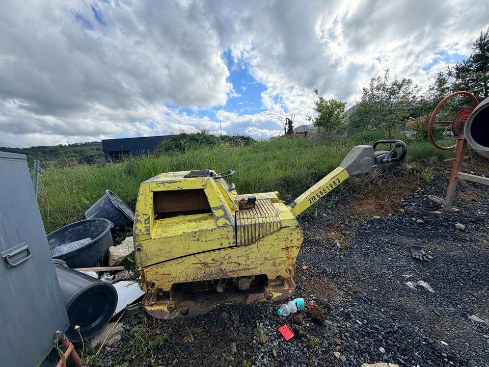 Ammann Rüttelplatte 700 kg mieten in Steffenberg