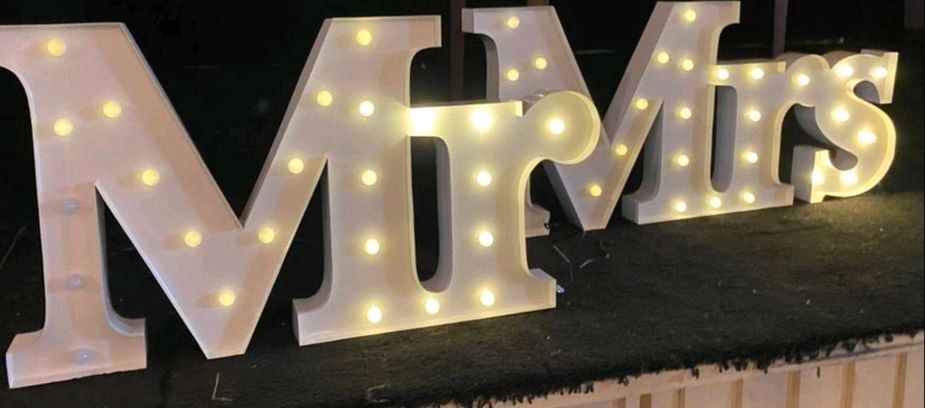 N* LED SCHILD XL Mr Mrs mieten in Lechbruck – Licht für Party & Event