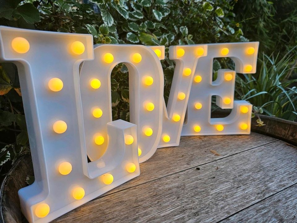 N LED Buchstaben LOVE mieten in Lechbruck – Licht für Party & Event