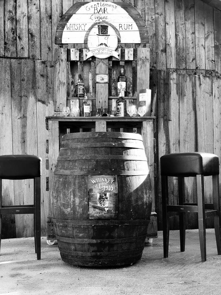 N rustikale Gentlemen Bar mieten in Lechbruck – Sitzplätze für alle – 3