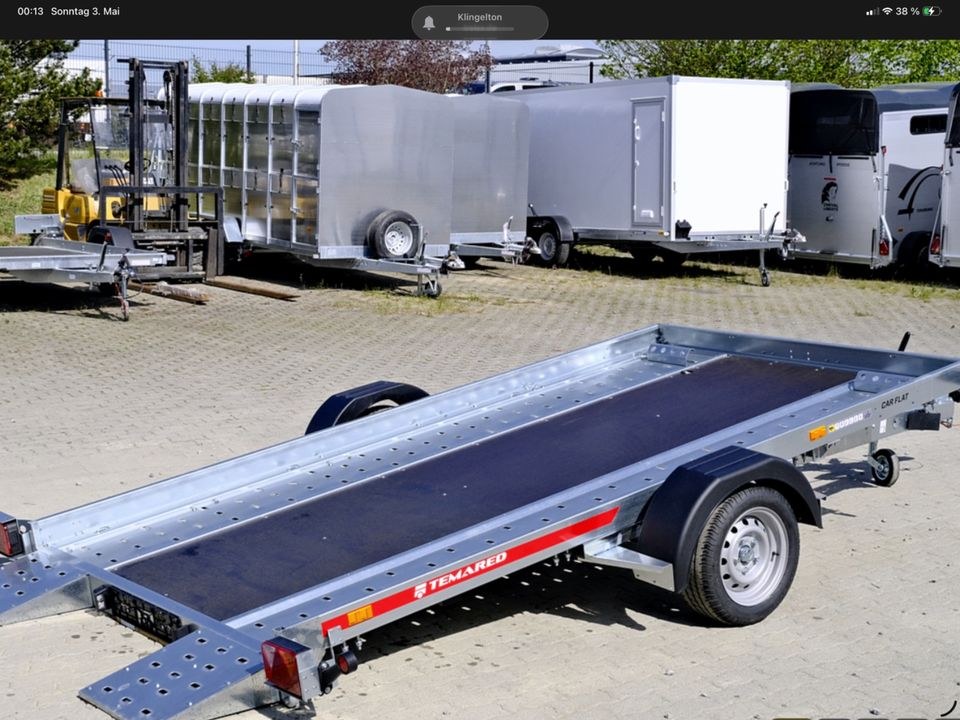 Fahrzeugtransportanhänger absenkbar mieten bei Zeltverleih Oberfranken