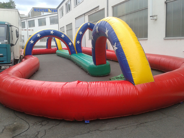 Umrandung (aufgeblasen) - Kinderfahrschule mieten