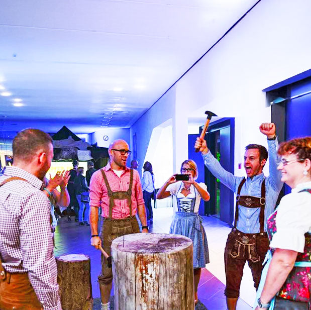 Baumstamm nageln mieten bei Happy Fun