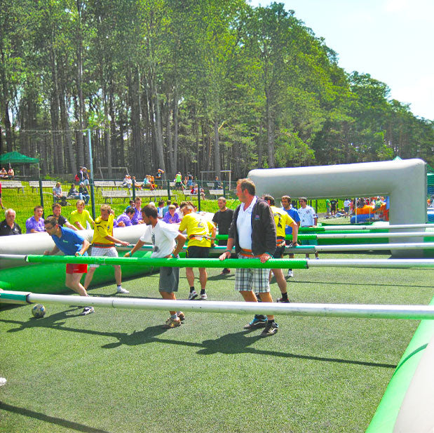 Riesenwuzzler mieten 12 Spieler – Profi-Modell 17 × 9 m in Grün-Grau mieten bei Happy Fun