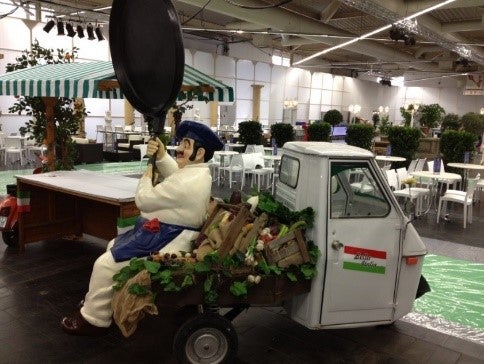 Dreirad APE. Marktwagen, Fahrzeug, Auto, Markt, Marktstand, Dreirad, Italien – 3