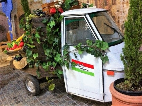 Dreirad APE. Marktwagen, Fahrzeug, Auto, Markt, Marktstand, Dreirad, Italien – 2