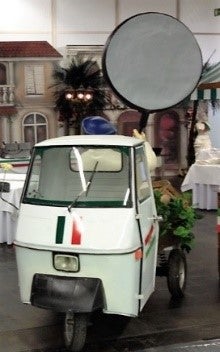 Dreirad APE. Marktwagen, Fahrzeug, Auto, Markt, Marktstand, Dreirad, Italien