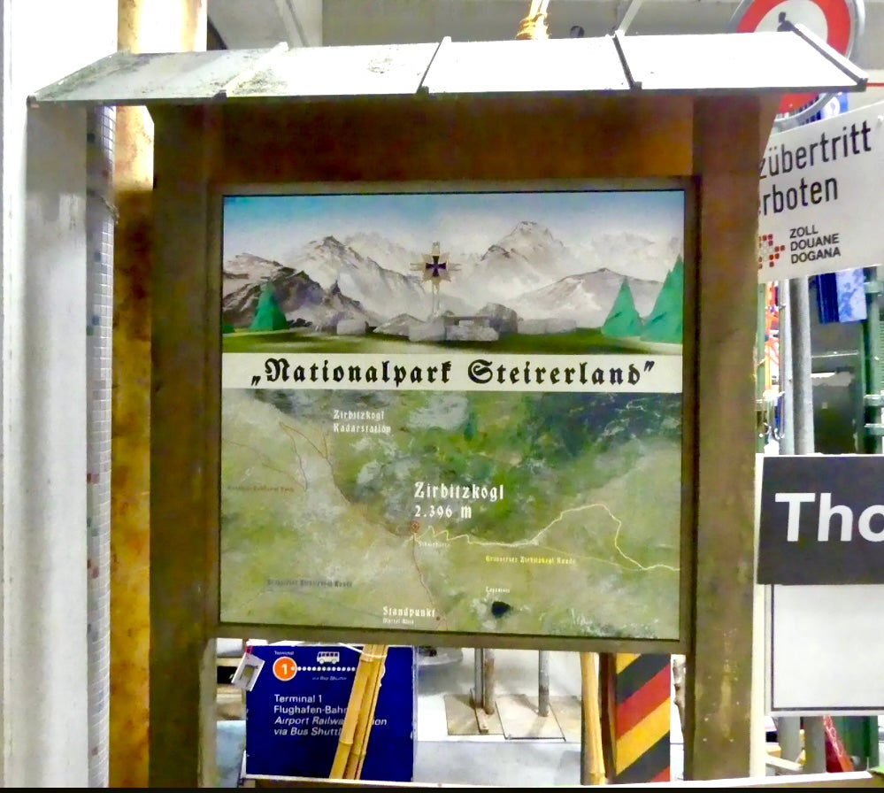 Wanderkartenschild überdacht