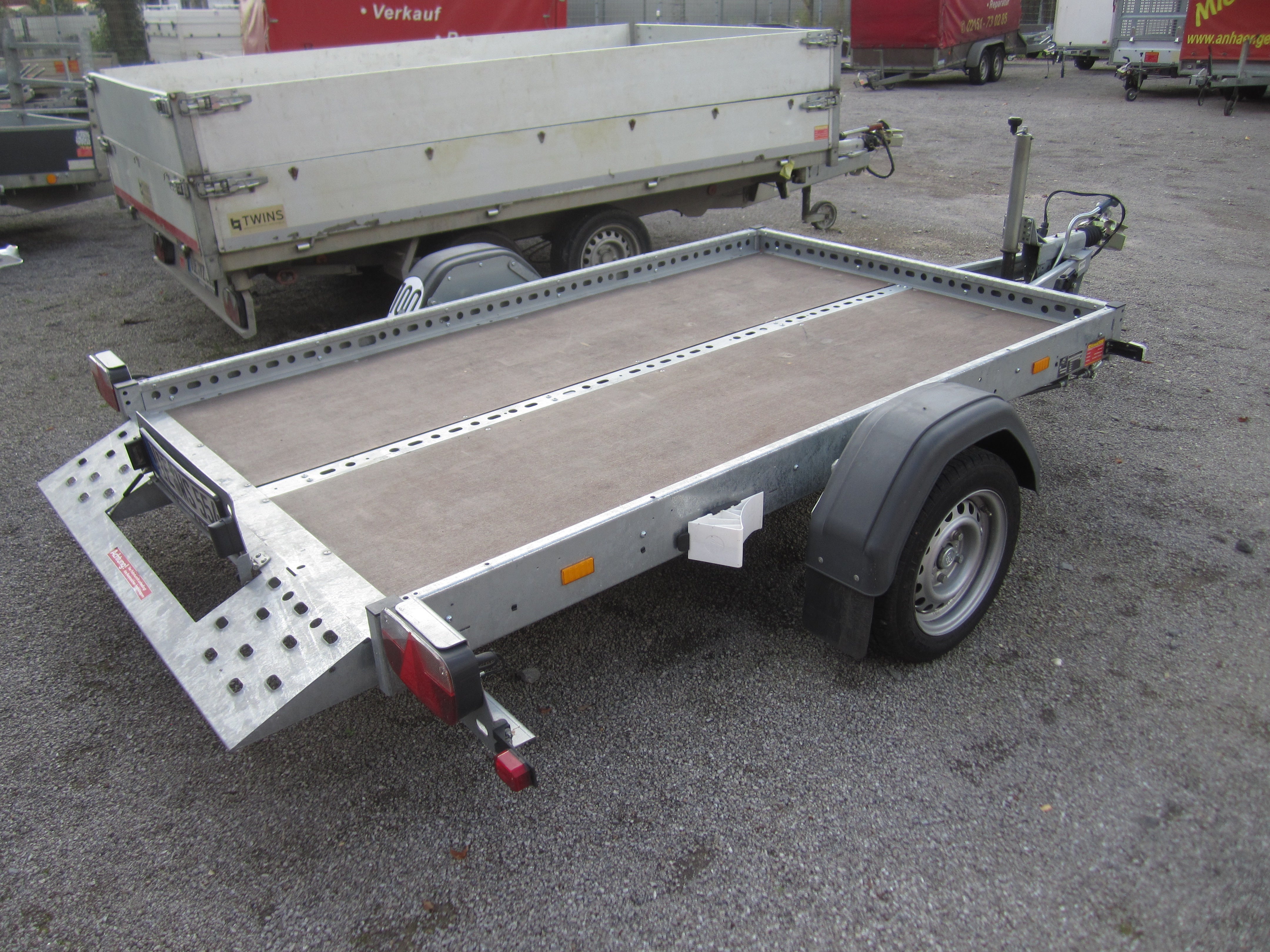absenk-Motorradanhänger für 1 bis 2 Motorräder Gesamtgewicht 1300 kg