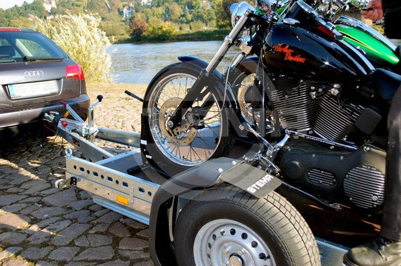 Motorradtransporter / Motorradanhänger - elek. absenkbar - ebenerdiges Beladen! 100 km/h Zulassung – 2