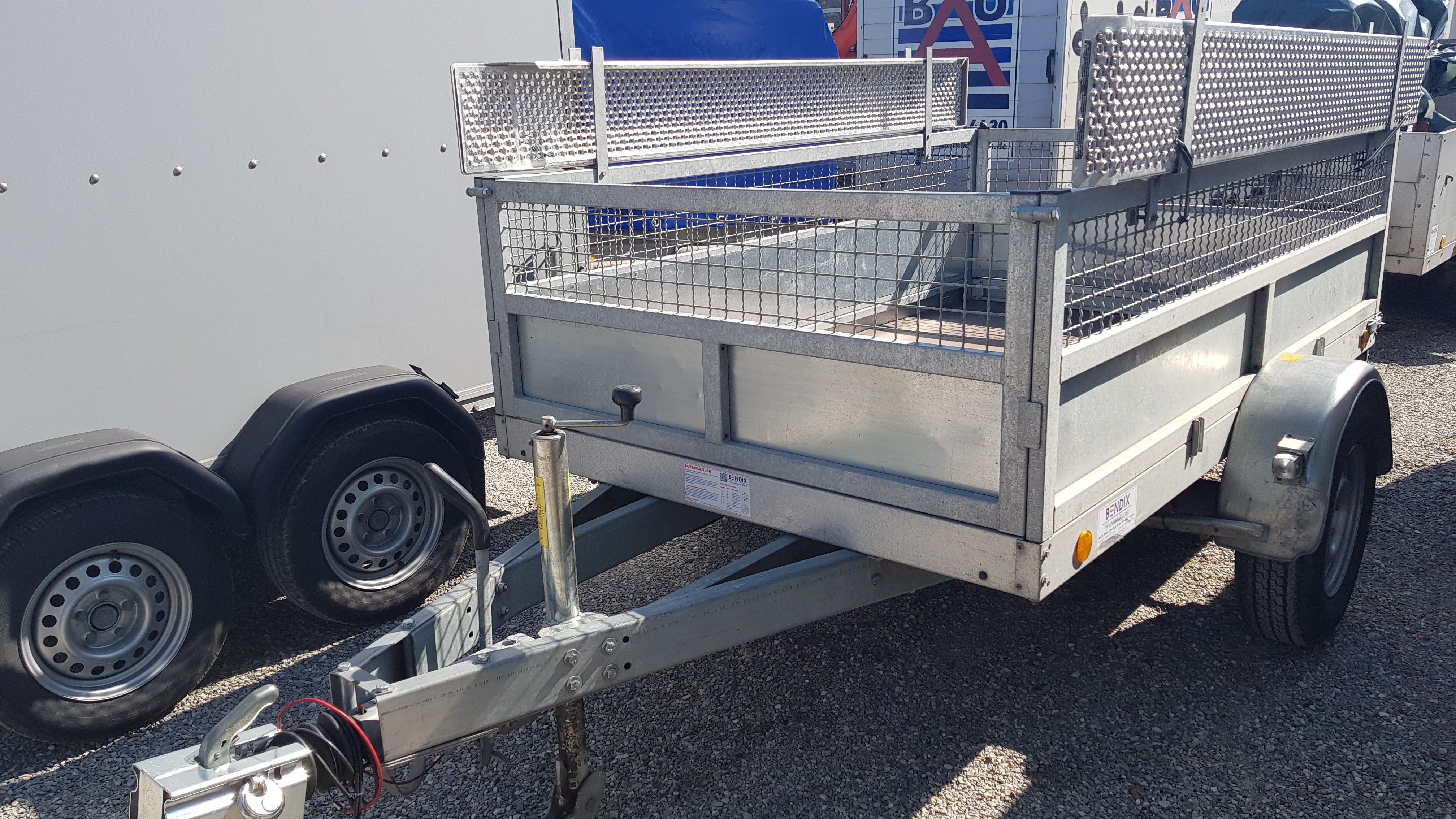Kastenanhänger mit Gitteraufsatz - Tieflader 1300 kg / 1000 kg Zuladung / PKW Anhänger mit Auffahrschienen – 2